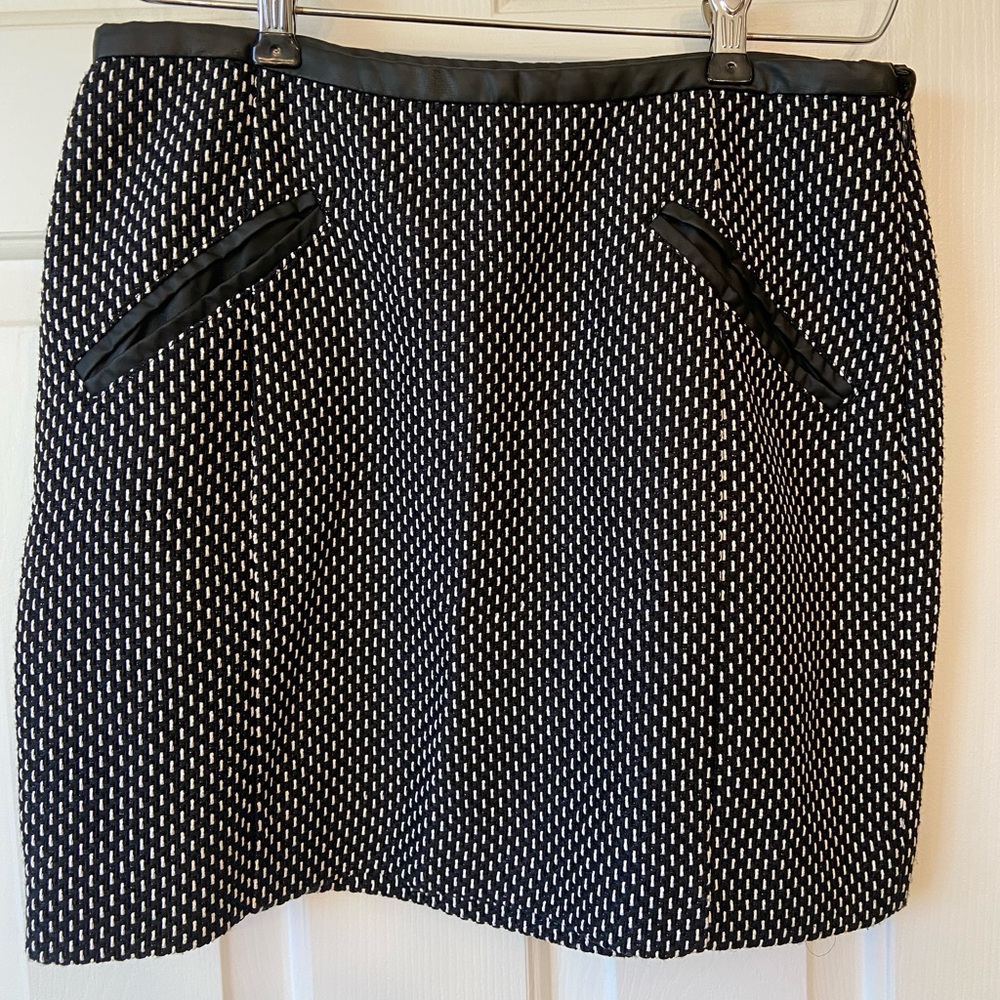 Paritzia Pepe Italian Designer Black and White Tweed Mini Skirt Sz 44 - Picture 2 of 13